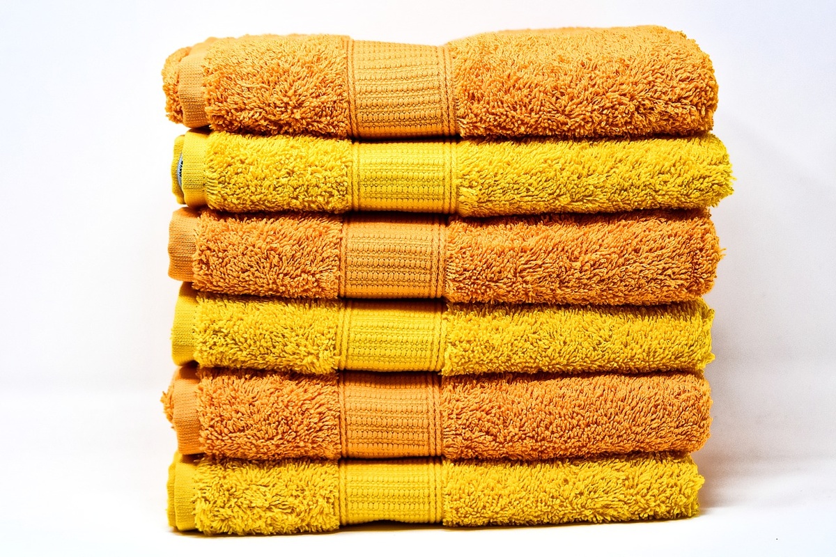 Пушистое полотенце желтого цвета