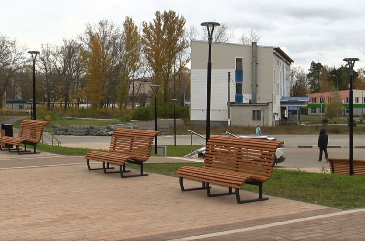 Сухой фонтан и новые скамейки установили на центральной площади Кулебак - фото 1