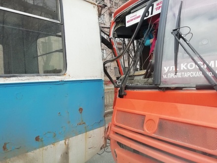 Четыре женщины пострадали в столкновении маршрутки с троллейбусом на проспекте Октября
