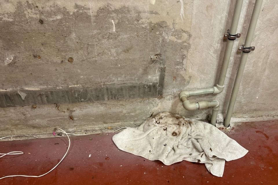 Батареи прорвало в многоэтажке на проспекте Циолковского в Дзержинске - фото 1