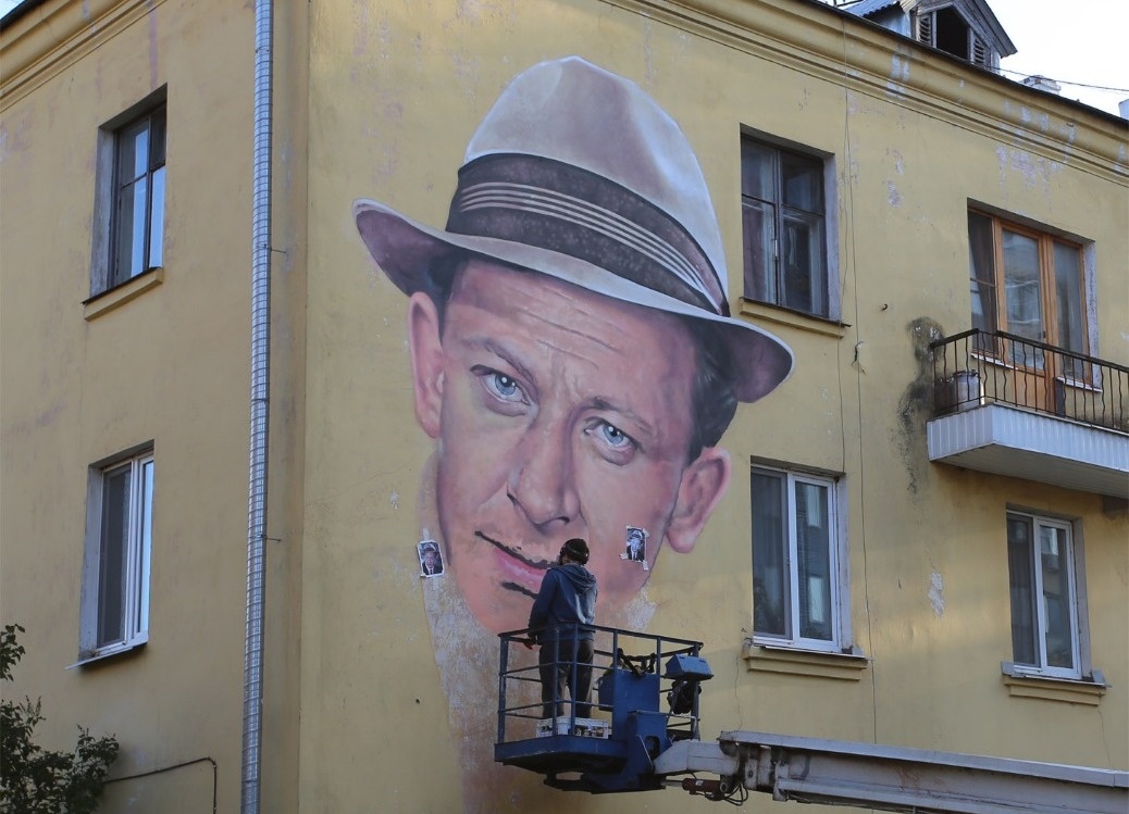 Портрет Евгения Евстигнеева появился на фасаде дома в Канавинском районе - фото 1