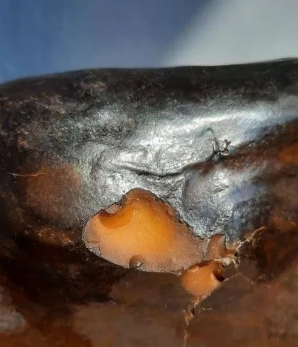 метеорит барботан. челябинский метеорит в музее. новгород метеорит. чёрный палласит. новгород метеорит.