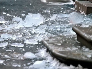 Тяжелую травму головы получил экспедитор в Володарском районе из-за падения глыбы льда