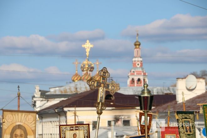 Шли Крестным ходом и ели гигантский кулич: как прошла Пасха в Нижнем Новгороде — фоторепортаж - фото 24
