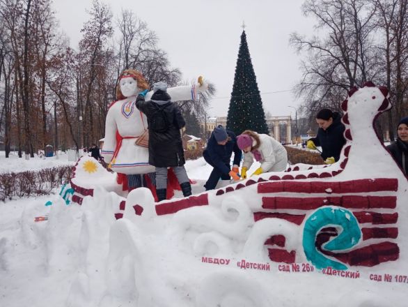 Снежные 33 богатыря и Садко украсили Автозаводский парк - фото 2