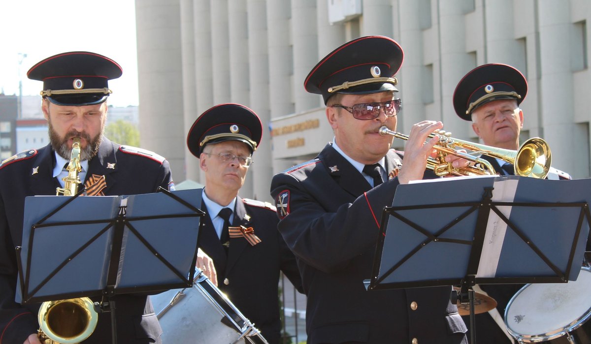 Оркестр нижегородской полиции дал концерт под открытым небом в честь 9 Мая  - фото 1