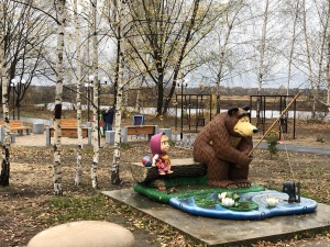 Фигуры Маши и Медведя украсили парк в Навашине