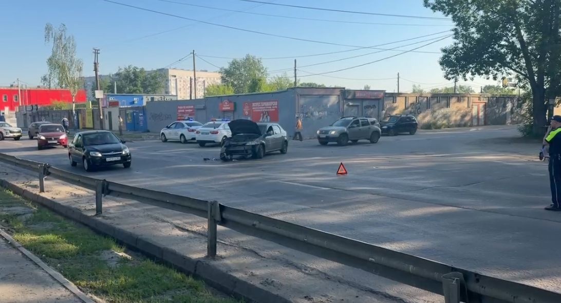 Три легковушки столкнулись в Нижнем Новгороде: есть пострадавший - фото 1