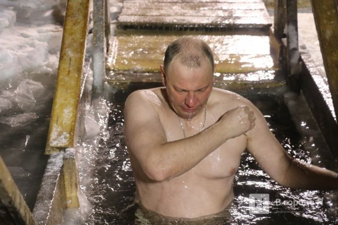 Мороз по коже: фоторепортаж с крещенских купаний в Нижнем Новгороде - фото 23