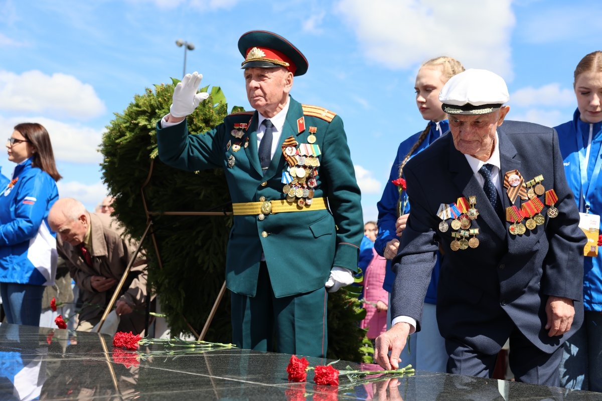 Никитин возложил цветы к Вечному огню в нижегородском кремле 9 мая - фото 3