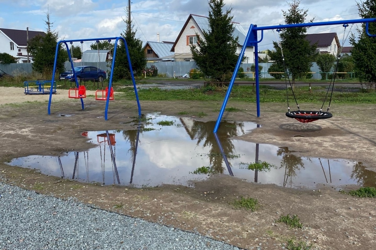 Жители поселка Буревестник жалуются на состояние новых детских площадок - фото 1