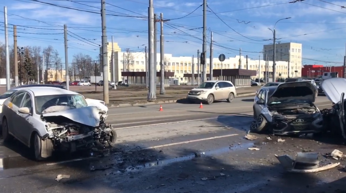 Жесткое ДТП с такси произошло Нижнем Новгороде: есть пострадавшие - фото 1