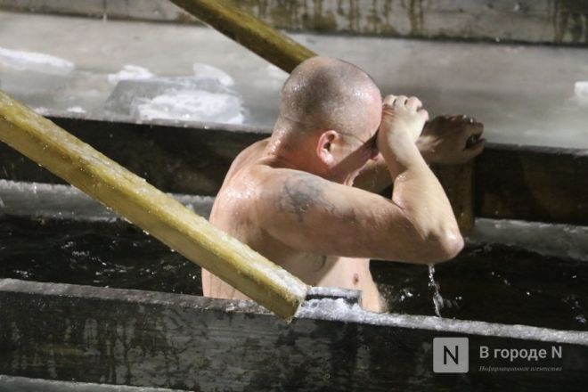 Мороз по коже: фоторепортаж с крещенских купаний в Нижнем Новгороде - фото 42