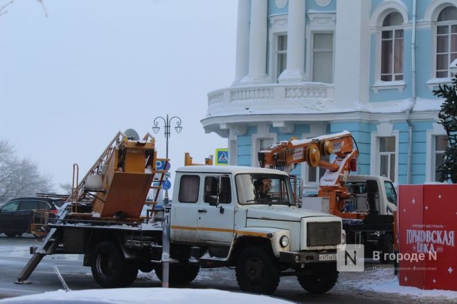 Главную елку Нижнего Новгорода демонтируют на площади Минина и Пожарского - фото 9