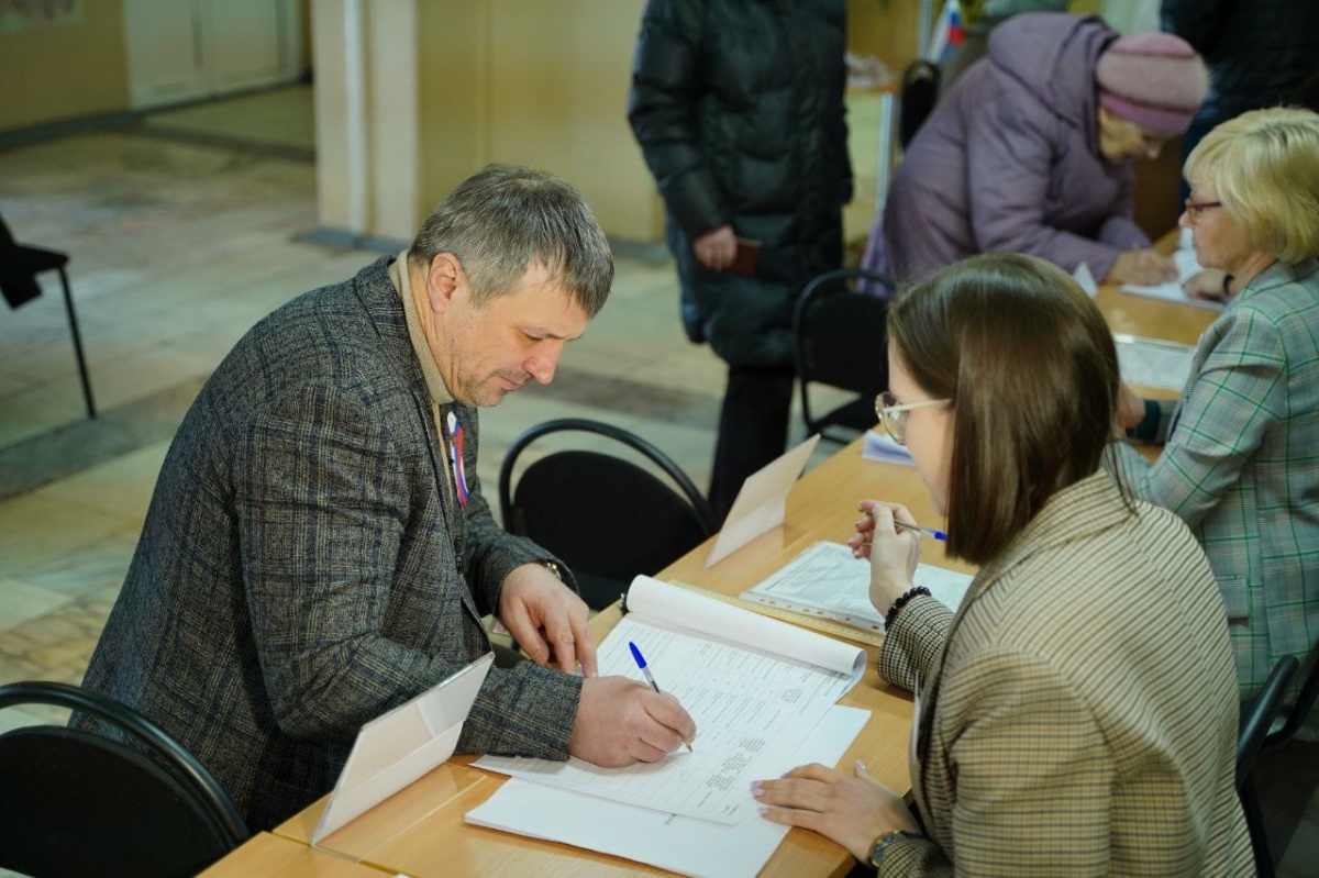 Мэр Дзержинска проголосовал на выборах президента вместе с молодыми избирателями - фото 1