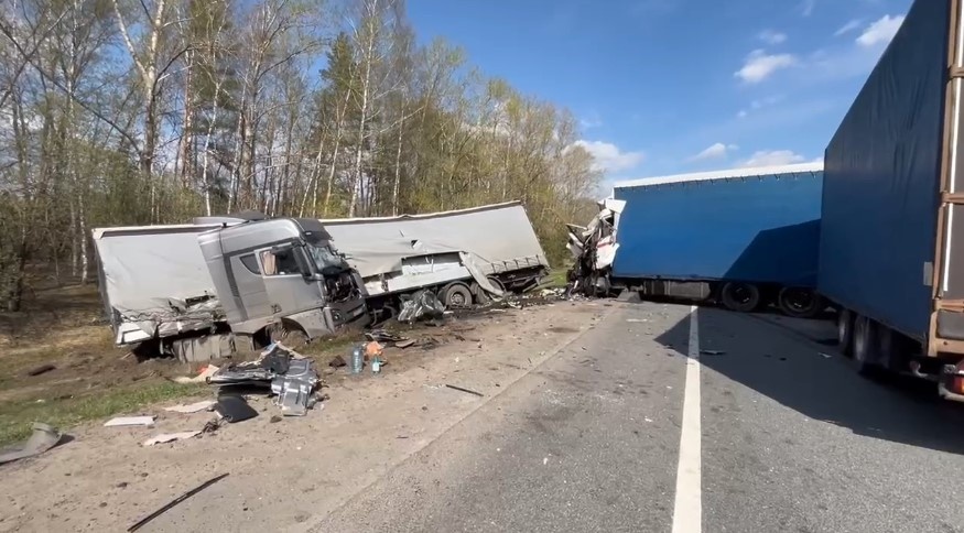 Водитель пострадал в ДТП с фурами на трассе в Нижегородской области - фото 1