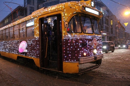 По Нижнему Новгороду начал ходить новогодний трамвай