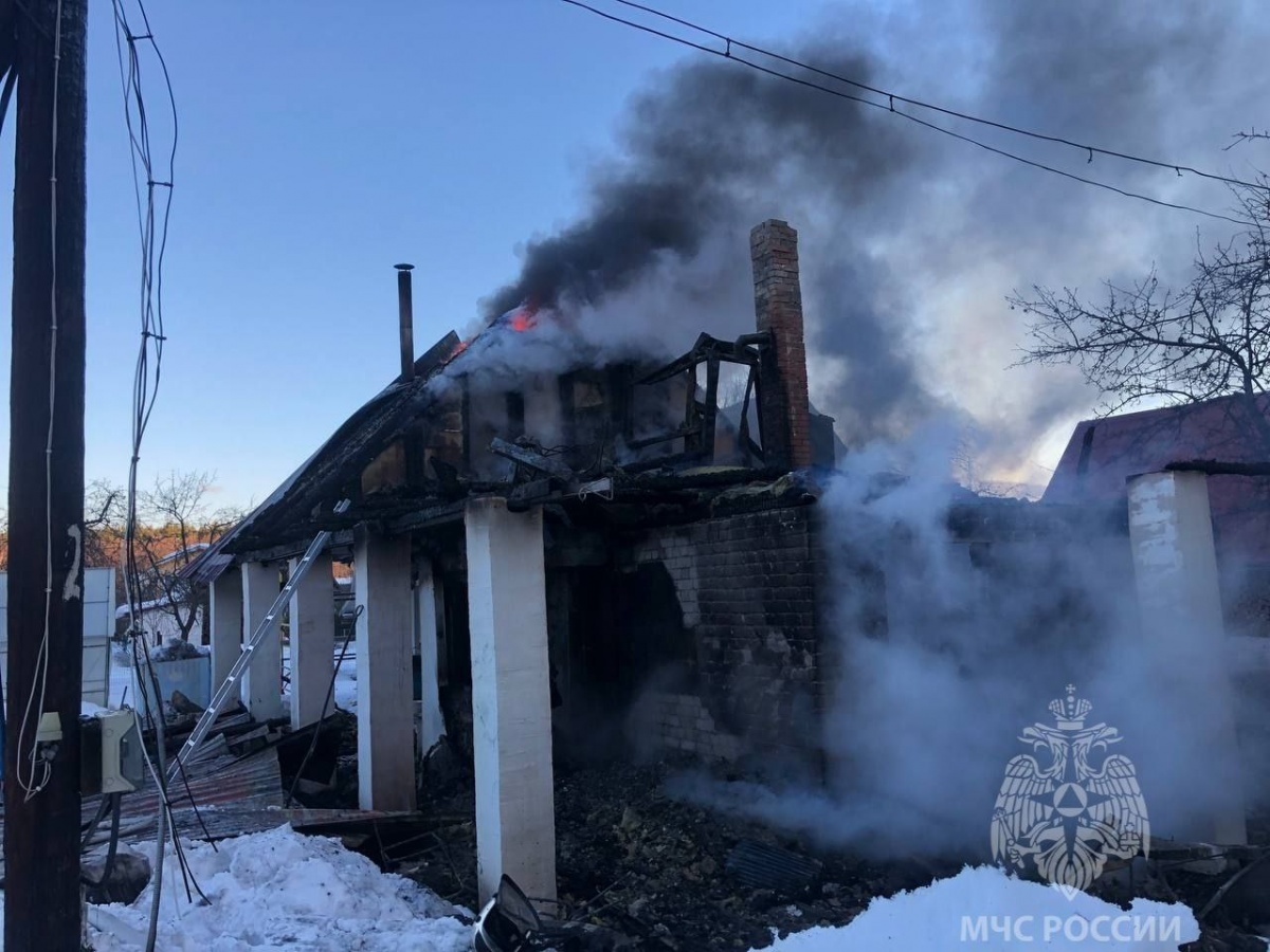 Два человека погибли в горящем садовом доме в Дальнеконстантиновском районе