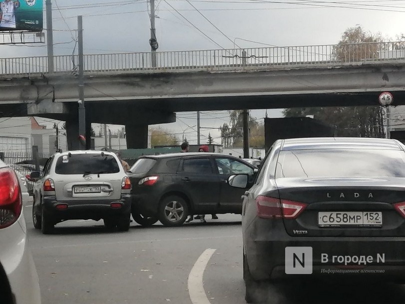 Пробка образовалась из-за аварии на проспекте Героев в Нижнем Новгороде - фото 1