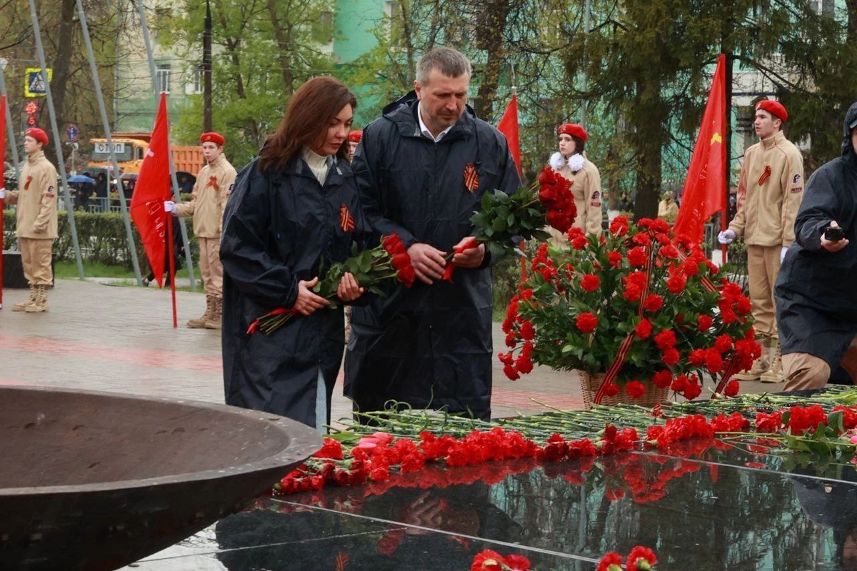 Более 20 тысяч дзержинцев возложили цветы к Вечному огню в День Победы - фото 1