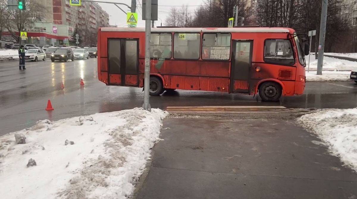 Водитель автобуса сбил 18-летнего юношу на переходе в Нижнем Новгороде - фото 1
