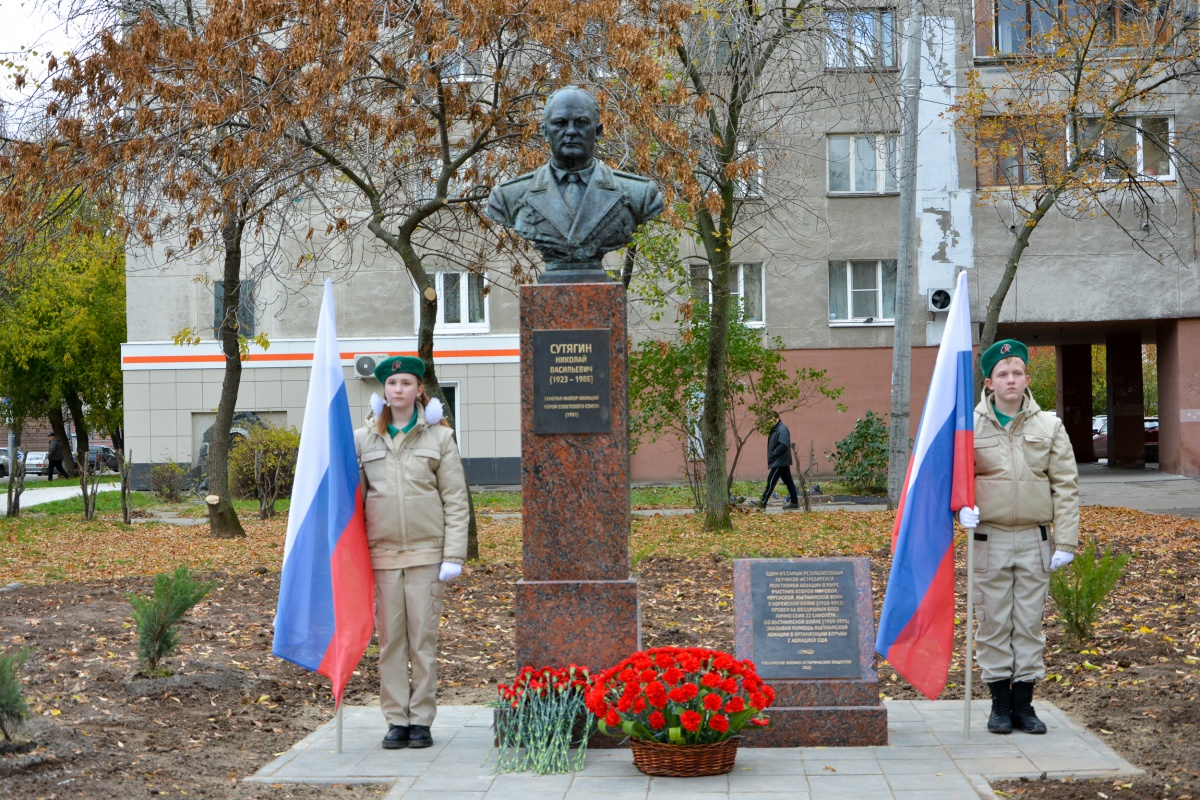 Памятник военному летчику Николаю Сутягину открыли в Нижнем Новгороде - фото 1
