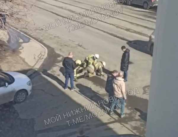 Мужчина бросил камень в стекло пожарной машины в центре Нижнего Новгорода - фото 1