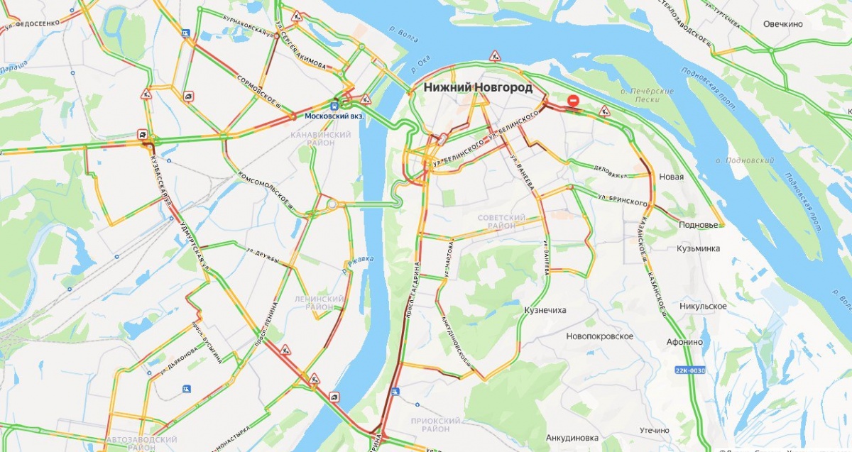Пешком быстрее: нижегородцы застряли в гигантских пробках в пятницу - фото 1