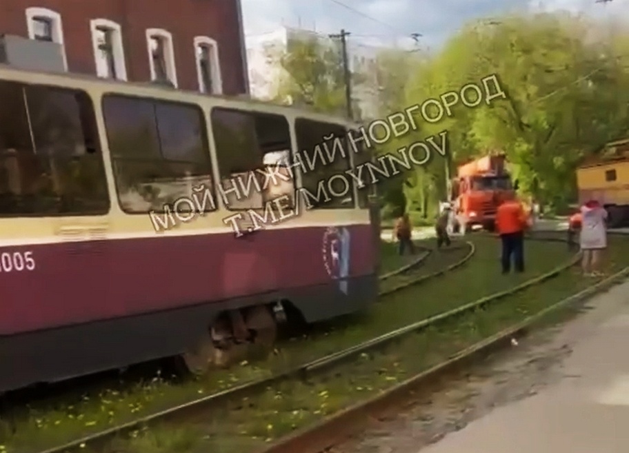 Трамвай сошел с рельс на улице Трамвайной в Нижнем Новгороде - фото 1