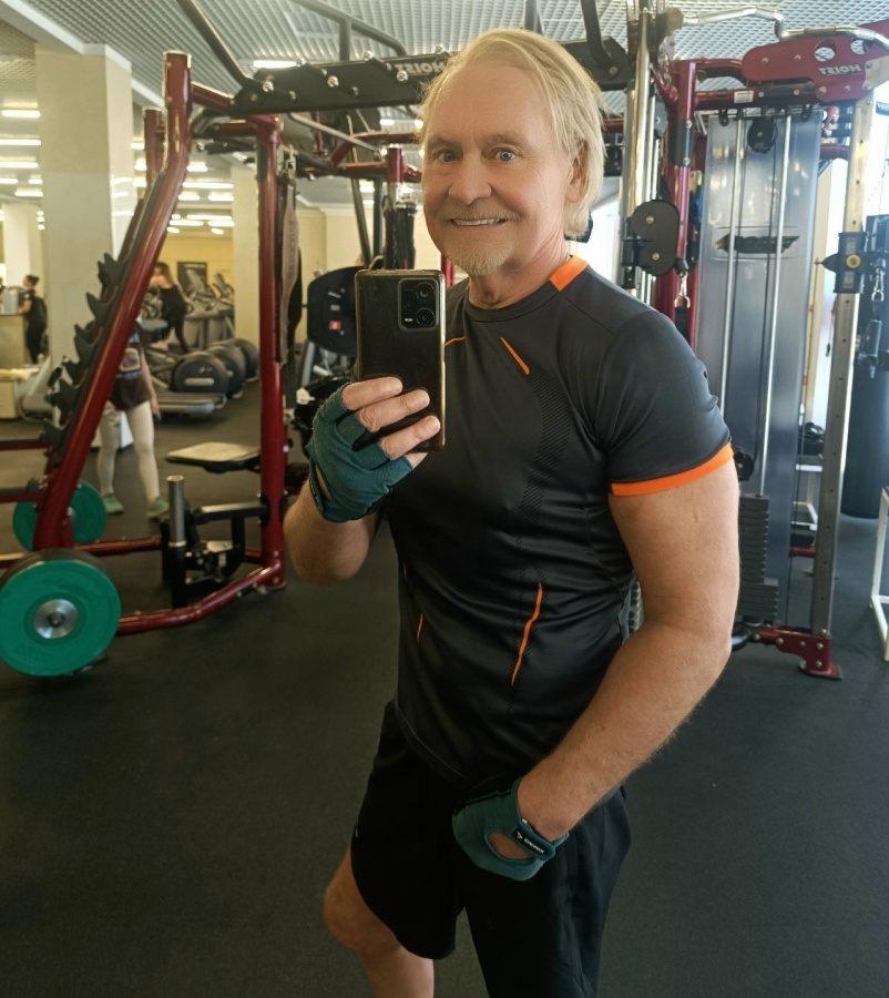 Начал с проруби: экс-мэр Булавинов показал, как отмечает день рождения - фото 2