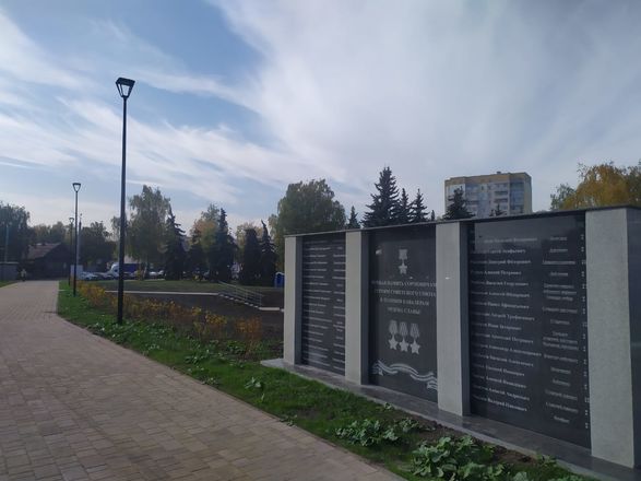Стелу с именами героев-сормовичей установили на площади Славы - фото 1