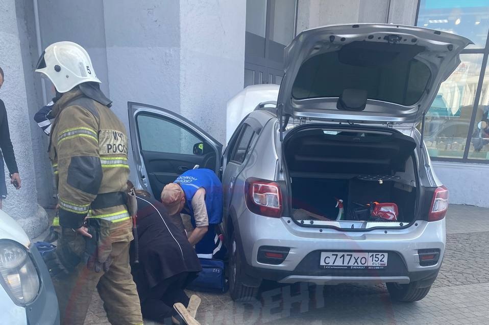 Автомобиль влетел в здание ЦУМа в Нижнем Новгороде