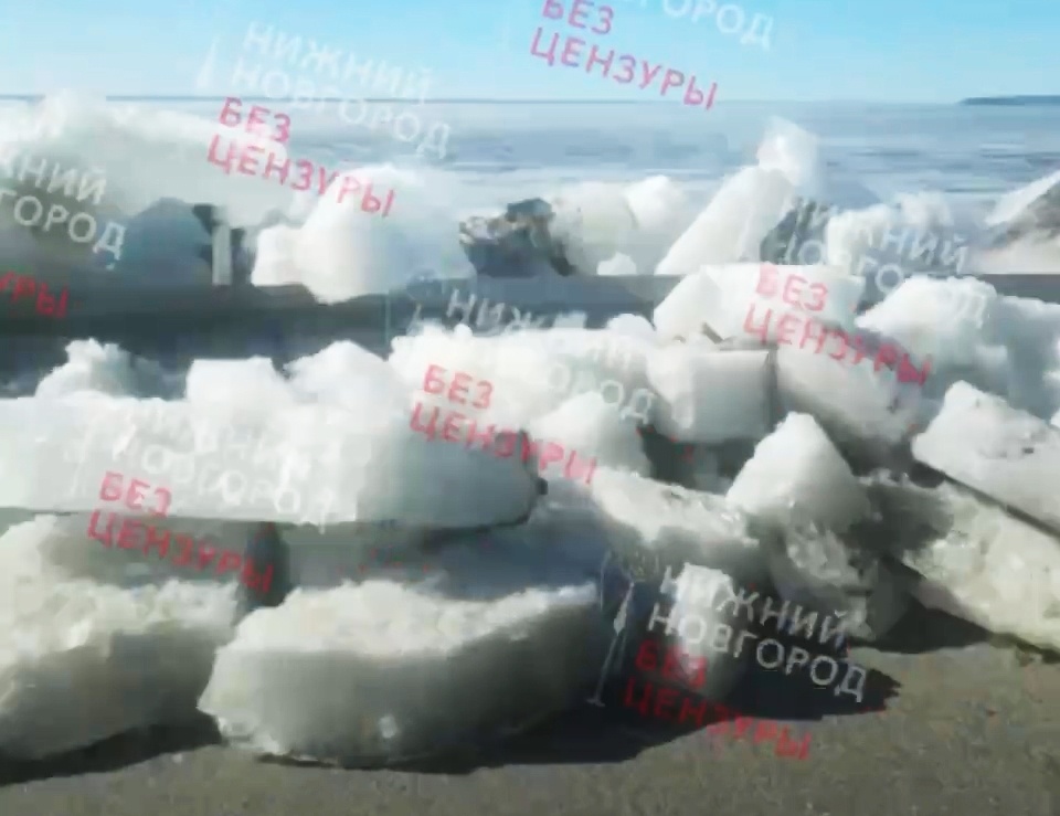 Лед с Горьковского моря затруднил движение по дамбе в Городецком районе - фото 1