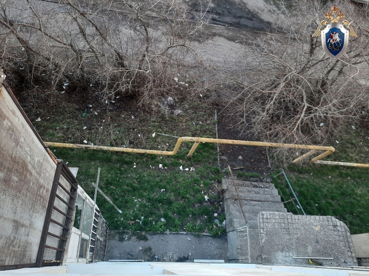 Годовалый ребенок выпал из окна 4 этажа дома в Автозаводском районе - фото 1