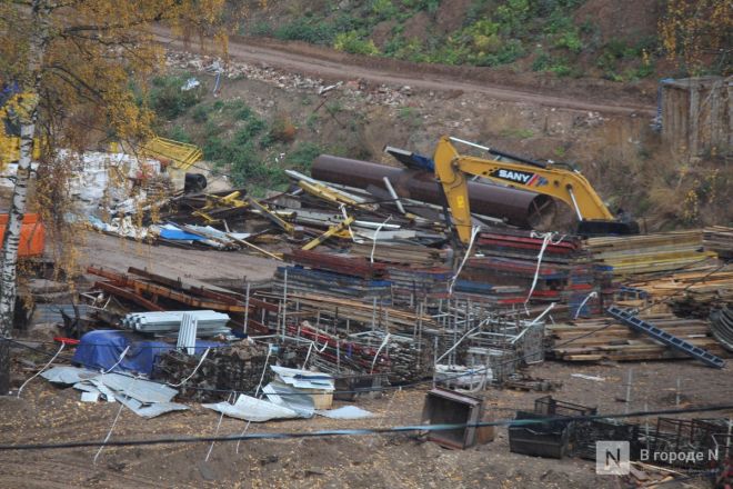 Сорванные сроки и тонна грязи: фоторепортаж со стройки террасного парка в Почаинском овраге - фото 21