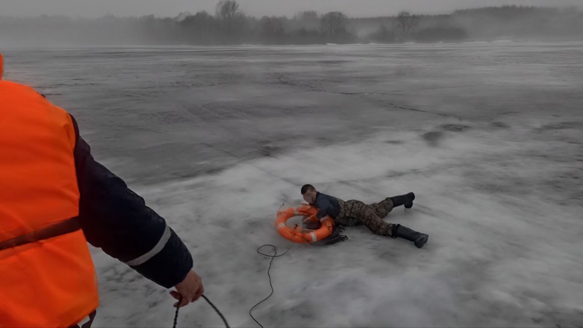 Еще двоих рыбаков вытащили из воды в Нижегородской области - фото 1