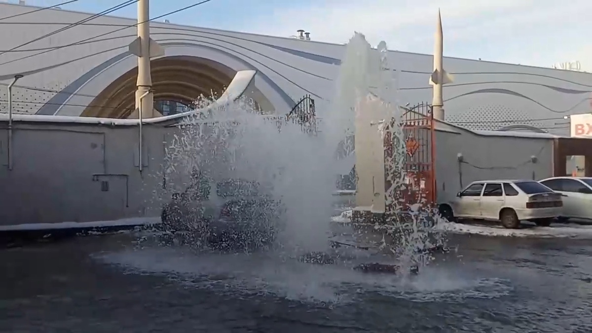 Ледовары повредили пожарный гидрант на Тобольских казармах: проспект Гагарина залит водой - фото 1
