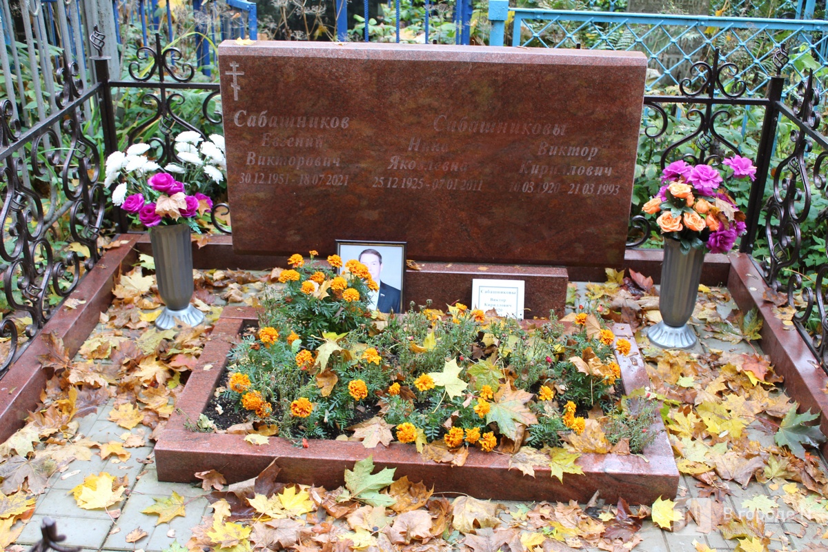 Огромные памятники и скромные кресты: показываем, как выглядят могилы известных нижегородских политиков - фото 12
