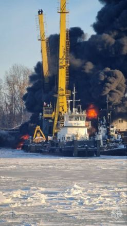 Опубликованы фото с места мощного пожара в затоне у Борского моста - фото 4