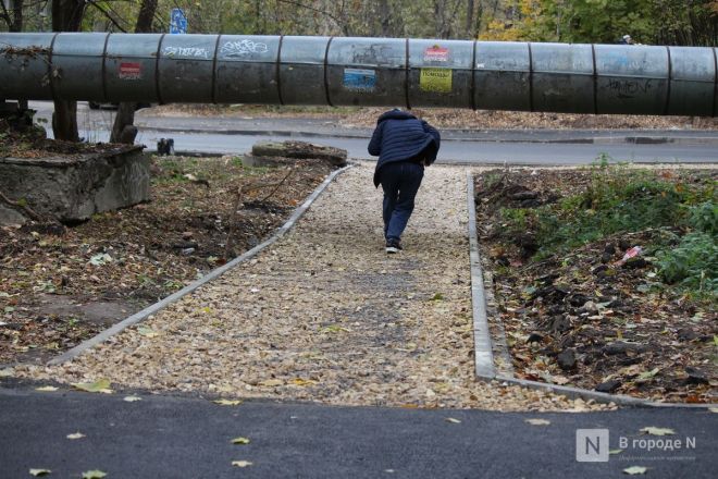 Тропинки сделали прямо под теплотрассой на Усилова в Нижнем Новгороде - фото 8