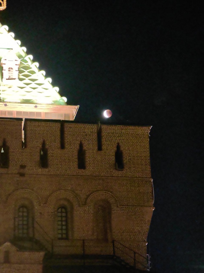 Жители Нижнего Новгорода делятся фотографиями лунного затмения - фото 5