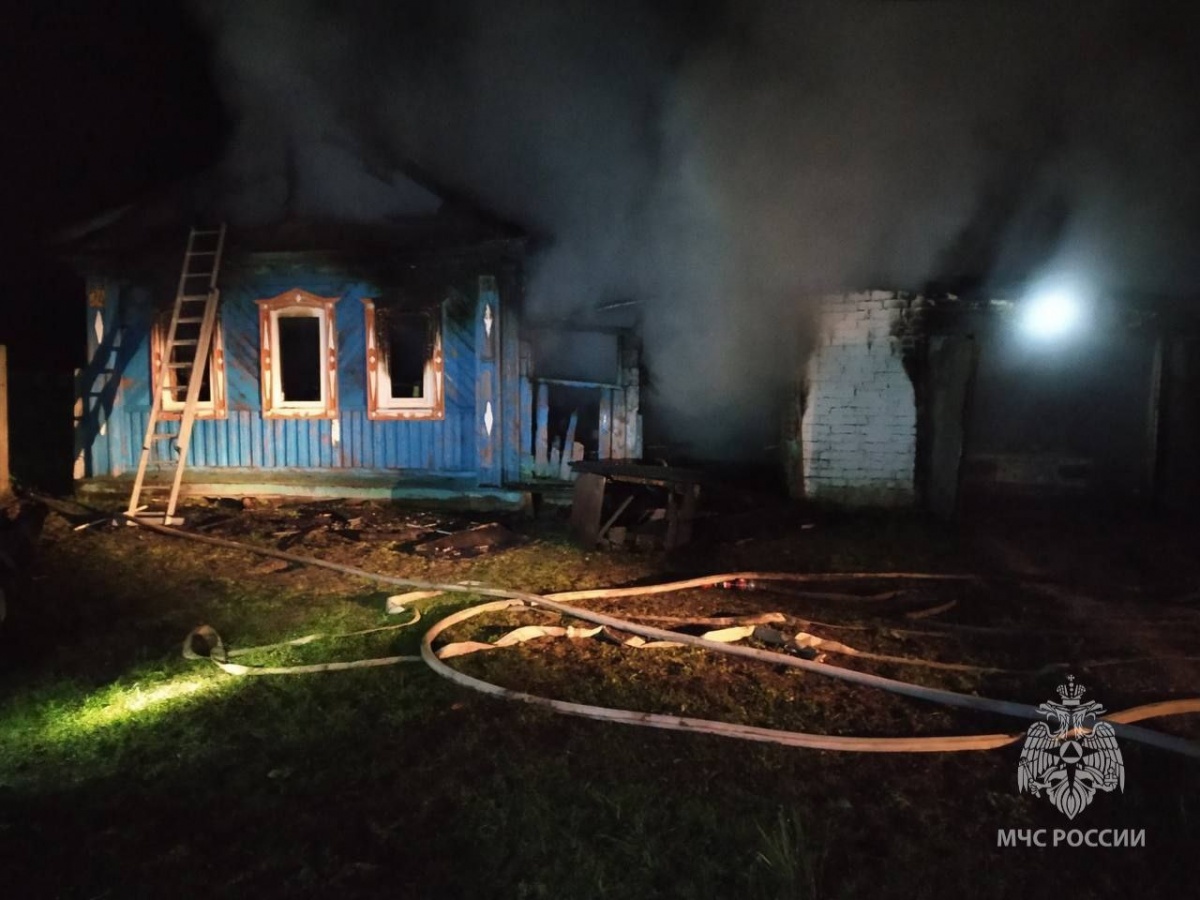 Двое мужчин погибли в пожаре ночью в Княгинине - фото 1