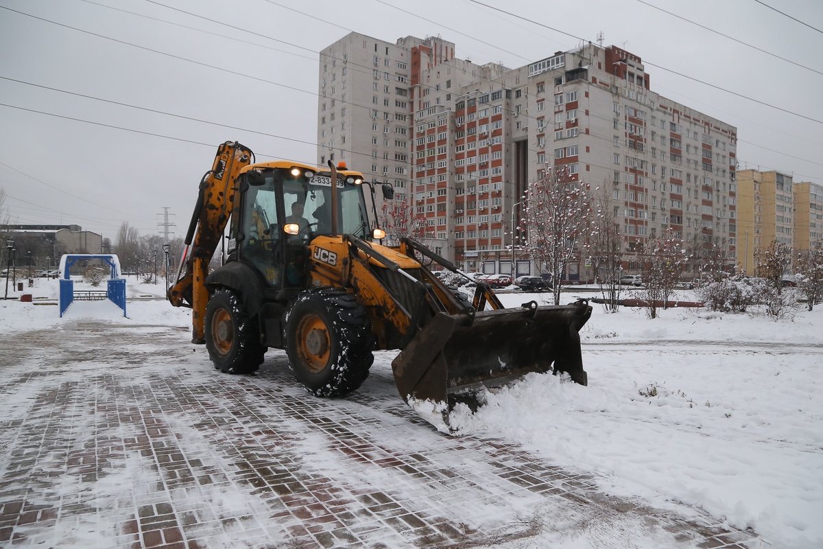  3 тысячи дворников убирают снег на придомовых территориях в Нижнем Новгороде - фото 1