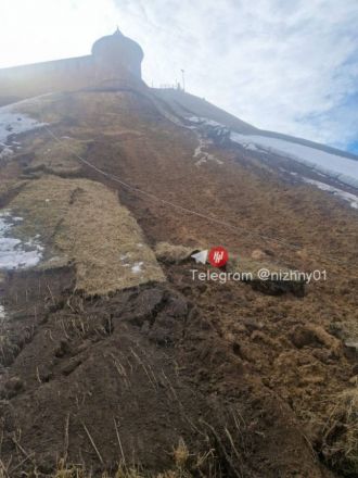 Грунт сошел на участке склона у Нижегородского кремля - фото 1