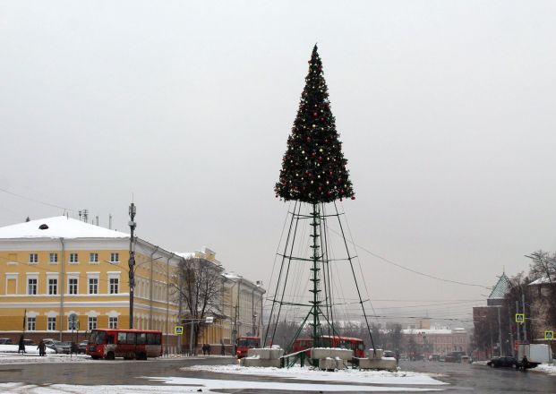Праздники закончились: в Нижнем Новгороде демонтируют новогоднее оформление - фото 1